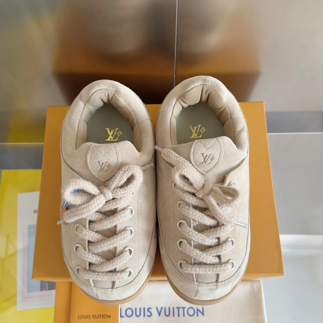 [L Family x Ingo joint model] Top P: 820💰 ▪️Size: Women's 35-40 (customized at 41.42 for women). Men's 39-44 (customized at 38.45.46) LV x Ingo joint model Top version Fatty Forrest Gump shoes Thick sole Couple model Casual sports shoes Original purchase and development Production LV Yeti lace-up shoes from LV Yeti The series combines Japanese "small feet" fashion aesthetics with classic Louis Vuitton elements in avant-garde strokes, subtly paying tribute to the traditional Japanese culture of taking off shoes when entering the house. The suede cow leather is partially embossed with Nigo's reinterpreted Damier pattern, and the comfortable casual shoe configuration highlights street style. Exquisite packaging at the delivery counter🛍📦 ▪️Fabric: Original imported first-layer cowhide ▪️Inner lining: Original custom-made breathable mesh ▪️Sole: Original molded non-slip TPU material ▪️Sole thickness: 5CM